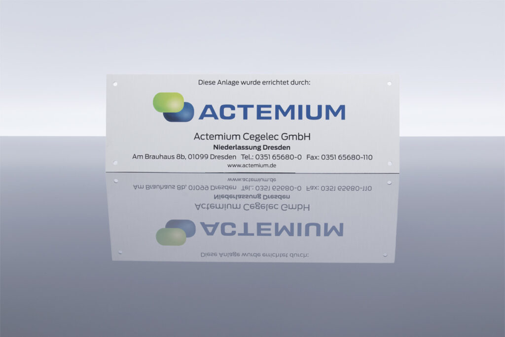 aluminium-schild-farbig-bedruckt-mit-logo-eloxaldruck-actemium-albertwalther-maschinenschilder-firmenschild-industriell