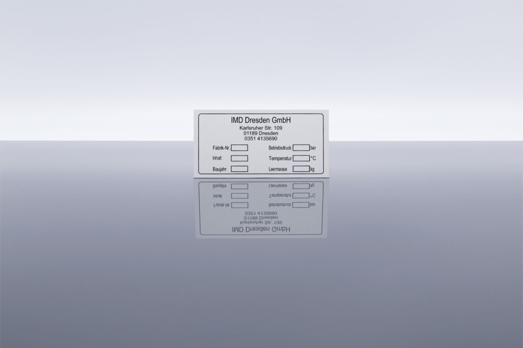 bedrucktes-aluminium-schild-direktdruck-anlagenschilder-dresden-mit-fabriknummer-imd-silber