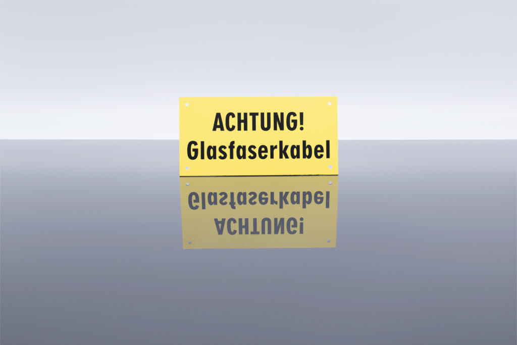 direkt-bedrucktes-kunststoff-schild-mit-bohrungen-fuer-aussenbereich-achttung-glasfaserkabel-