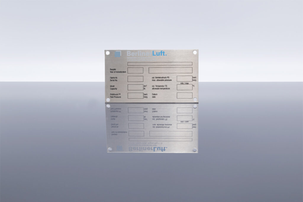 maschinenschild-aus-edelstahl-farbig-geaetzt-mit-bohrungen-berliner-luft-baujahr-angaben-inhalt-gebuerstet-oberflaeche-langlebig-qualitativ-kennzeichnen