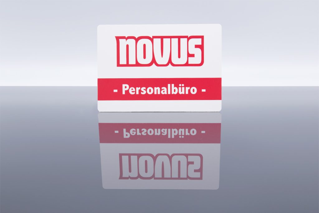 novus-firmenschild-personal-buero-schild-weiss-mit-logo