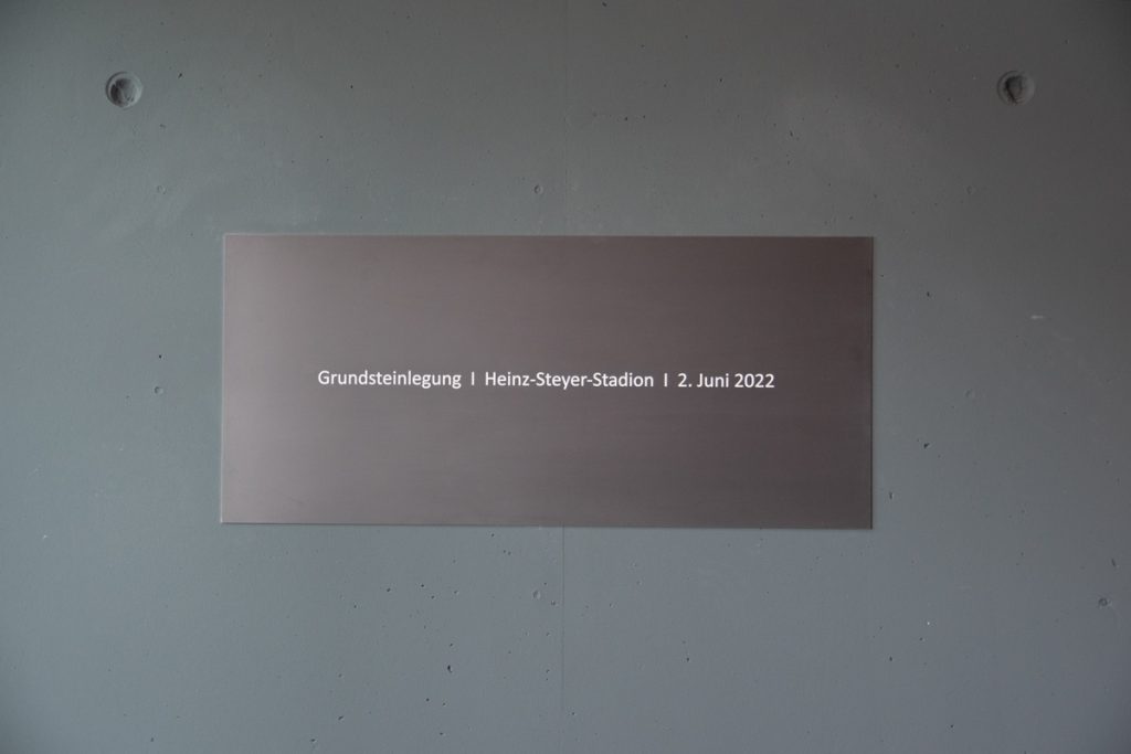 Aluminium-schild-grundsteinlegung-schwarz-eloxiert