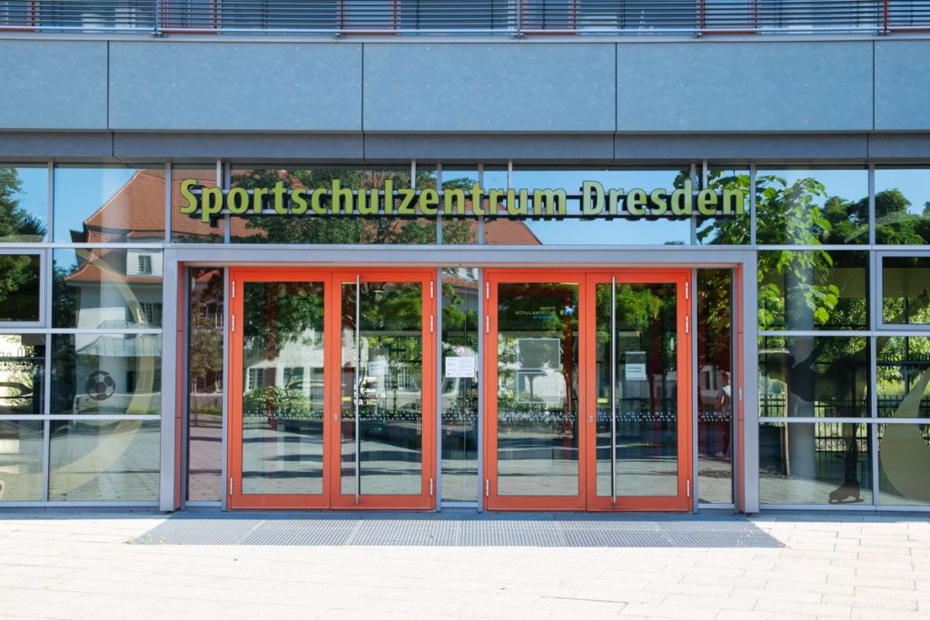 aussen-beschilderung-buchstaben-aus-acryl-beleuchtet-sportschulzentrum-