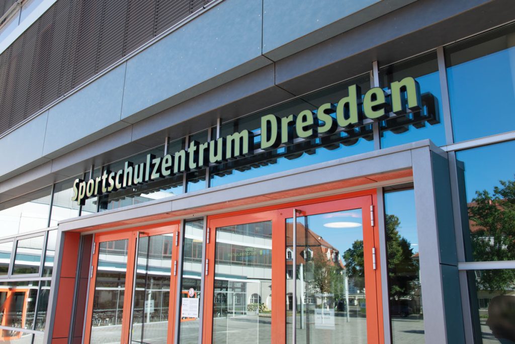 aussen-beschilderung-buchstaben-aus-acryl-beleuchtet-sportschulzentrum-dresden