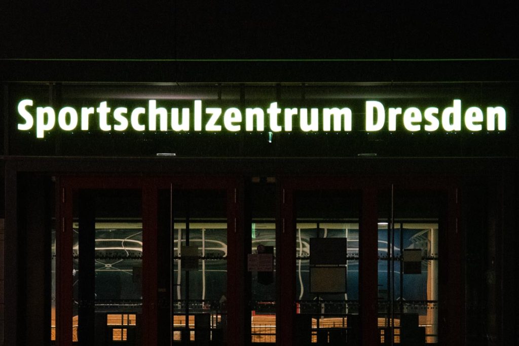 aussen-beschilderung-buchstaben-aus-acryl-beleuchtet-sportschulzentrum-nachts-