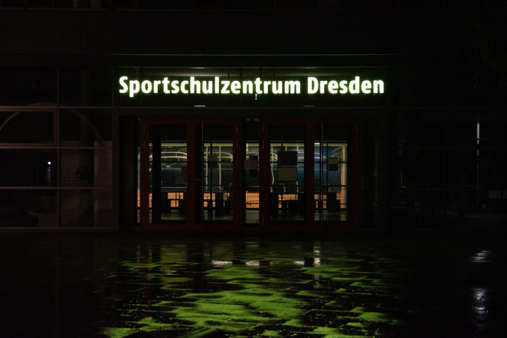 aussen-beschilderung-buchstaben-aus-acryl-beleuchtet-sportschulzentrum-nachts