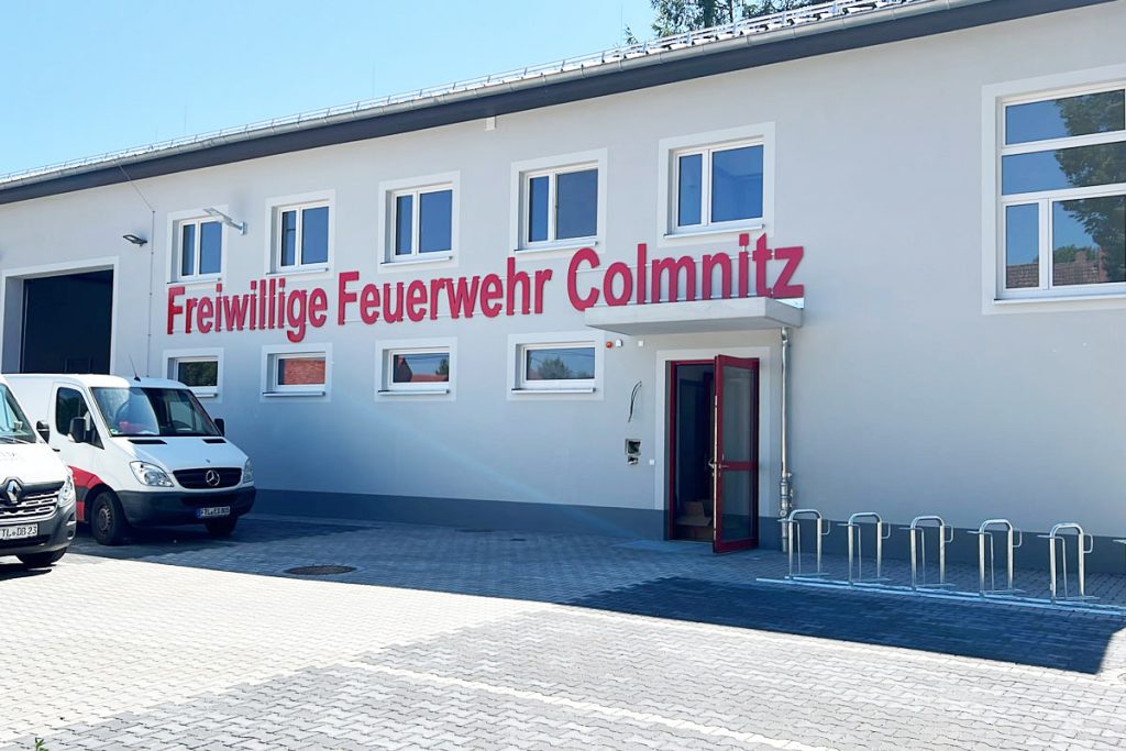 schriftzug-freiwillige-feuerwehr-colmnitz-aussenbeschilderung-rot-mit-unterkonstruktion